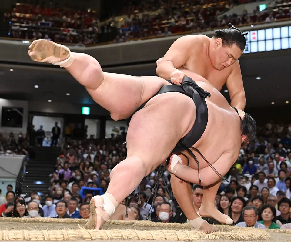 相撲トーナメントの熱戦が繰り広げられる！新たな横綱誕生の瞬間を見逃すな！